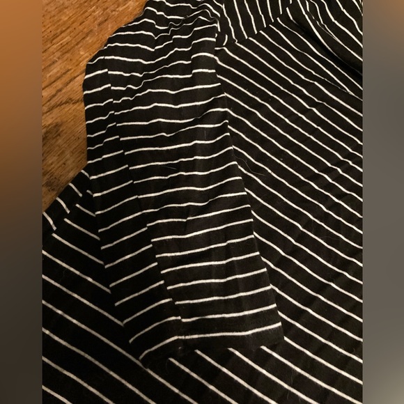 👚(bundle 4 items w/👚for $16) Black and white pin striped top - Picture 6 of 6